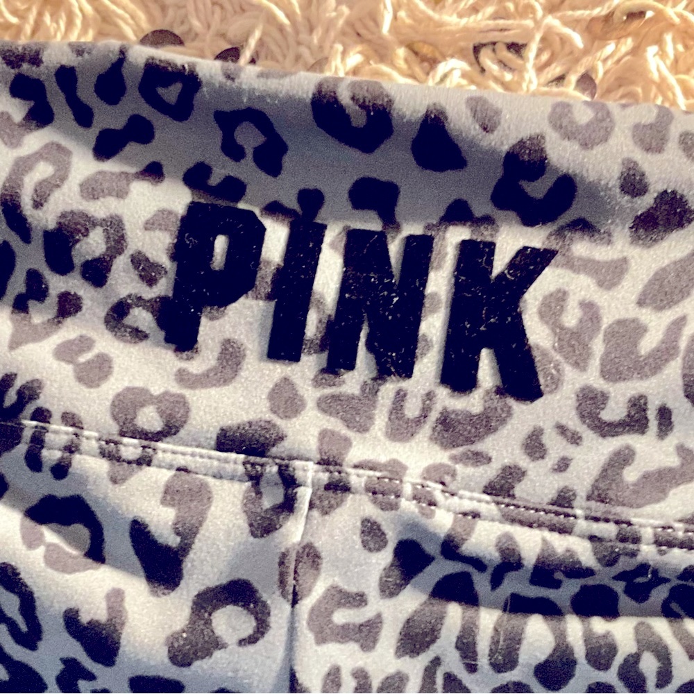 VS PINK Leggings (fit like SMALLs but say Large)💖 leopard print blue NWOT💕👖😍